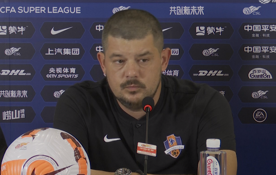 梅州主帅:全新的后防线磨合还不错 尹鸿博暂时不会进入大名单