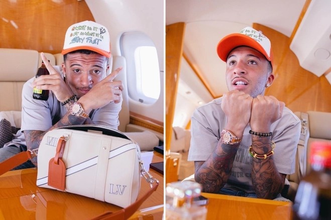 桑乔社媒晒私人飞机自拍,展示LV包包+镶钻手表